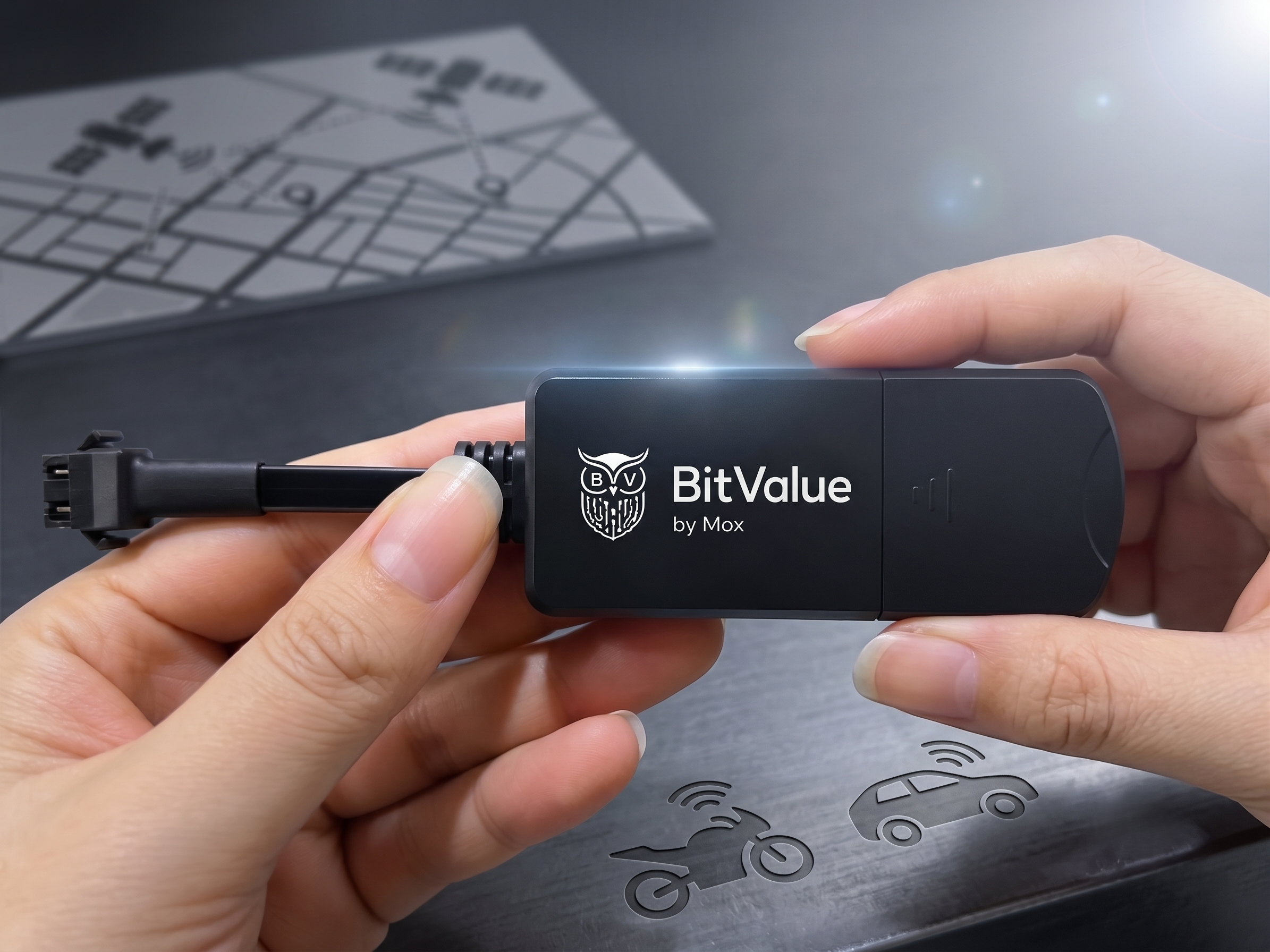Módem BitValue by Mox conectado a vehículo, motocicleta y auto